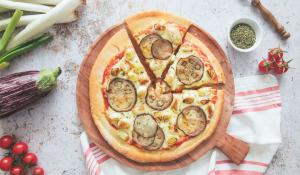 Pizza de calçots i albergínia